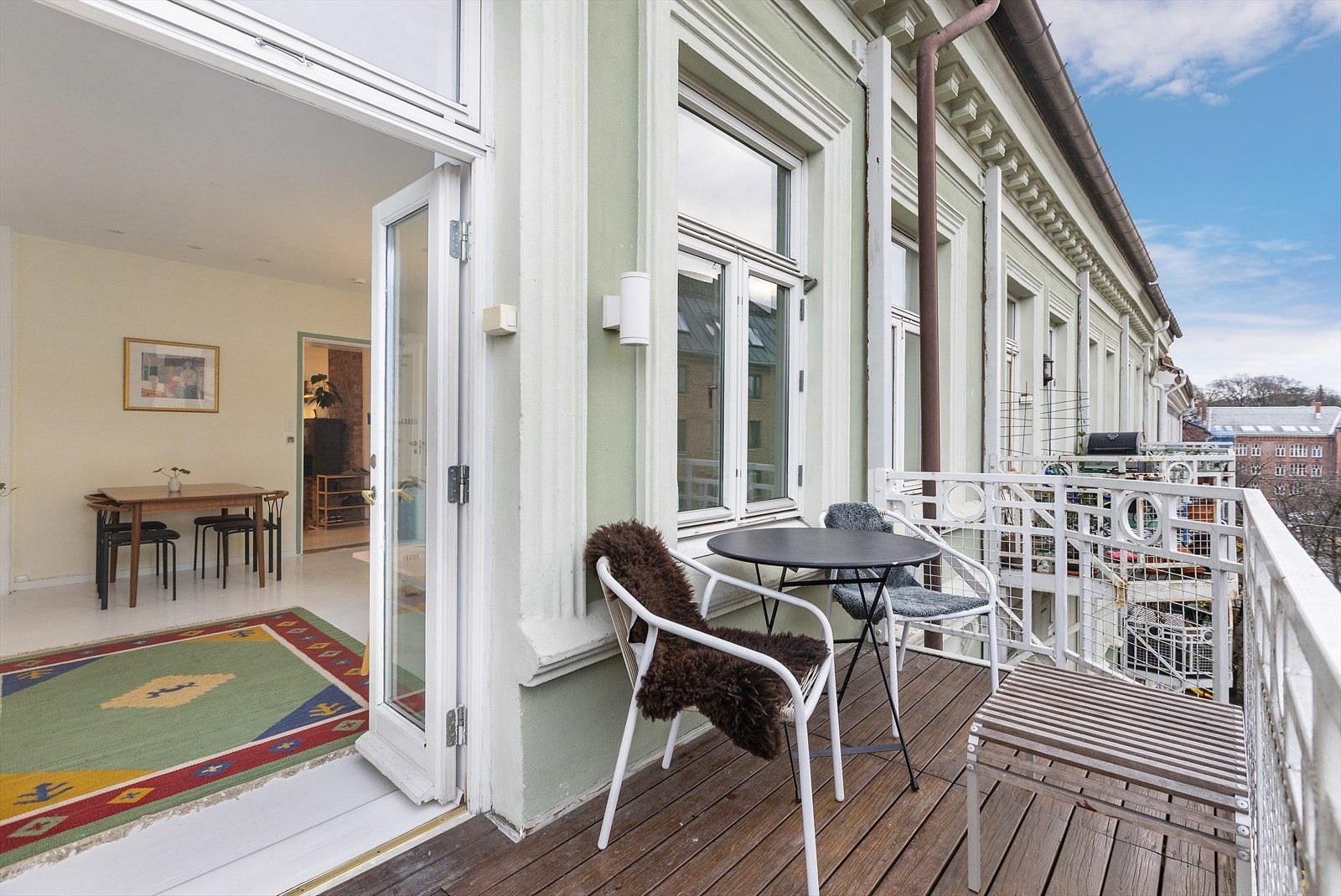 Balkongen er en fin forlenger av leiligheten på sommerstid Galleribilde