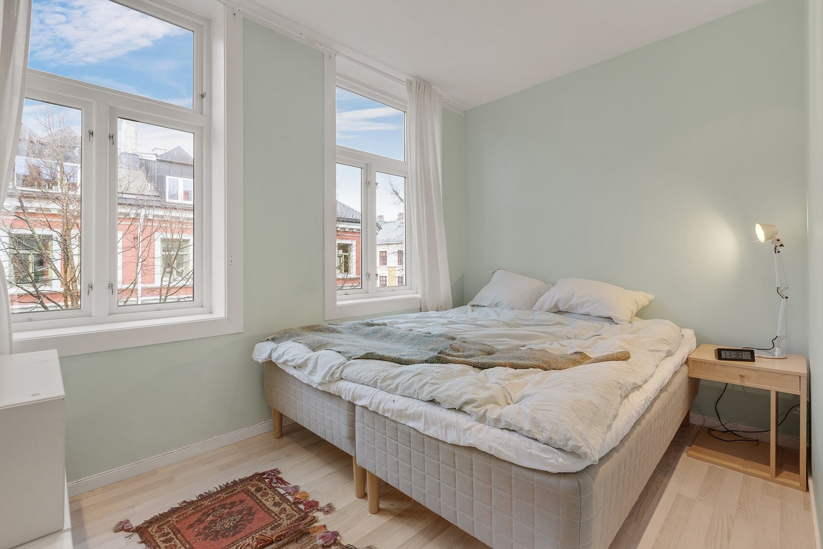 Soverom med fint dagslys og plass til dobbeltseng Galleribilde