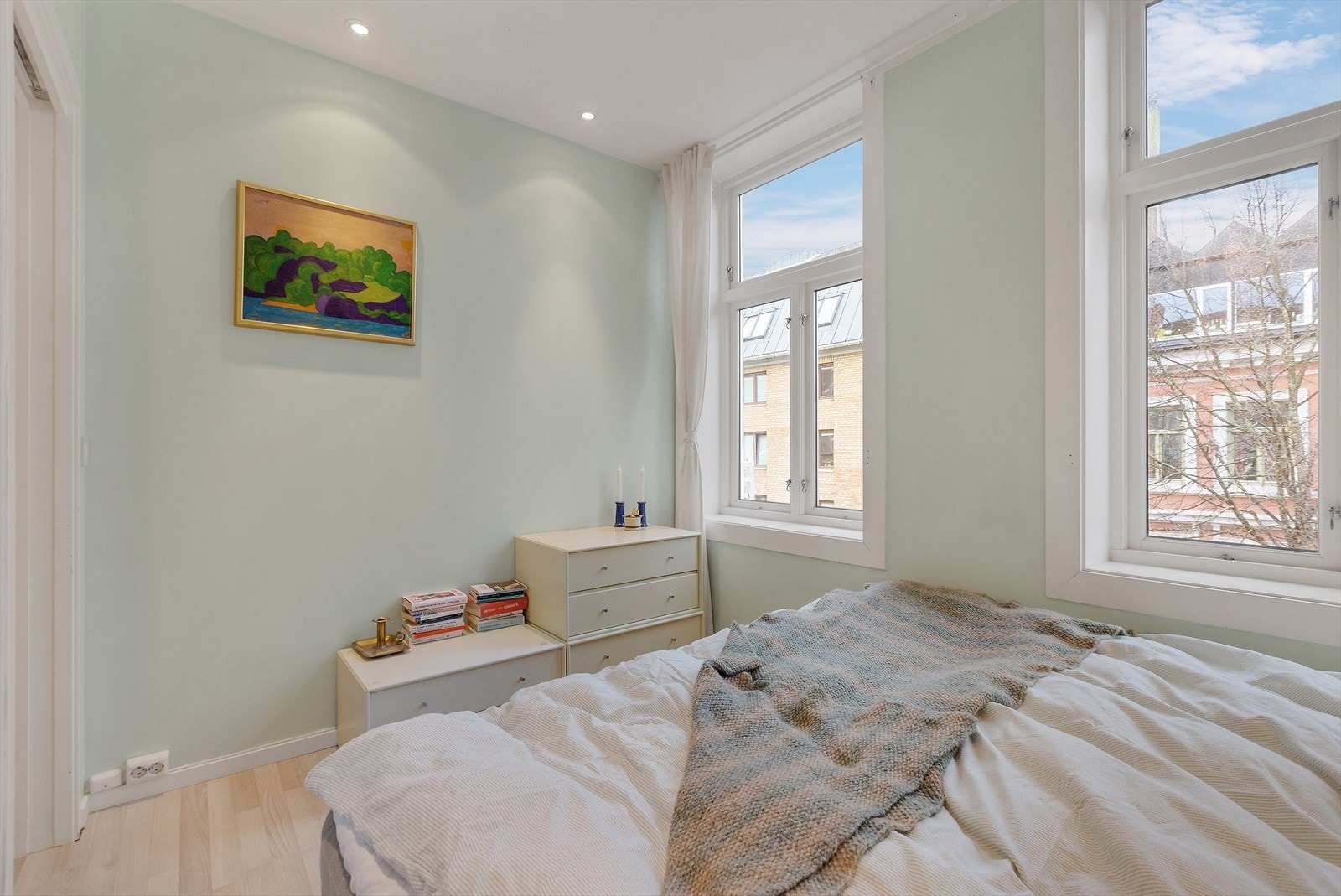 Soverom fra annen vinkel med plass til kommode/arbeidshjørne ved vindu Galleribilde