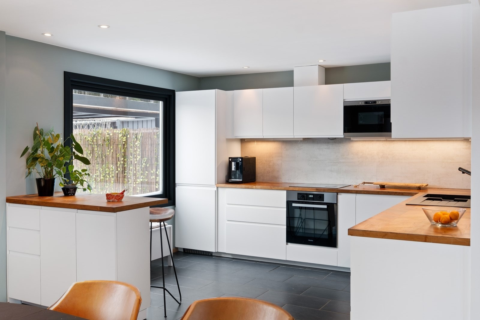 Pent kjøkken - innredet med tanke på funksjonalitet, samt rikelig av skap-skuffer og benkeplass. Galleribilde