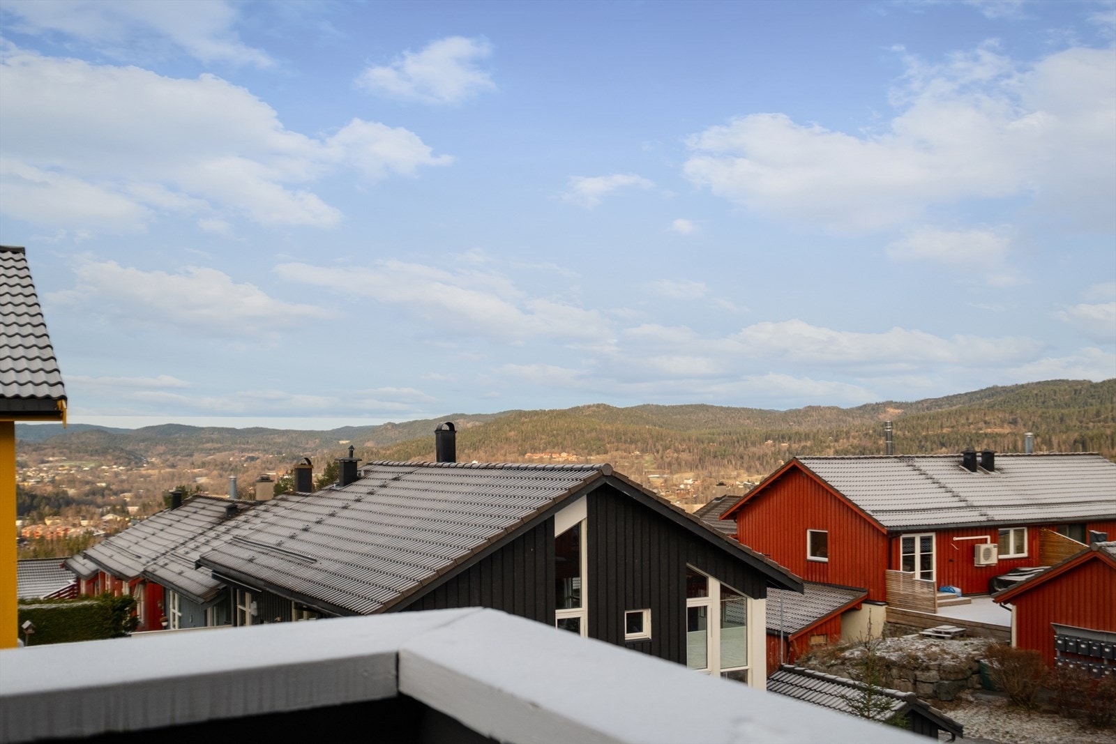 Flott utsikt fra verandaen i 2. etasje, med utgang direkte fra TV- stuen. Galleribilde