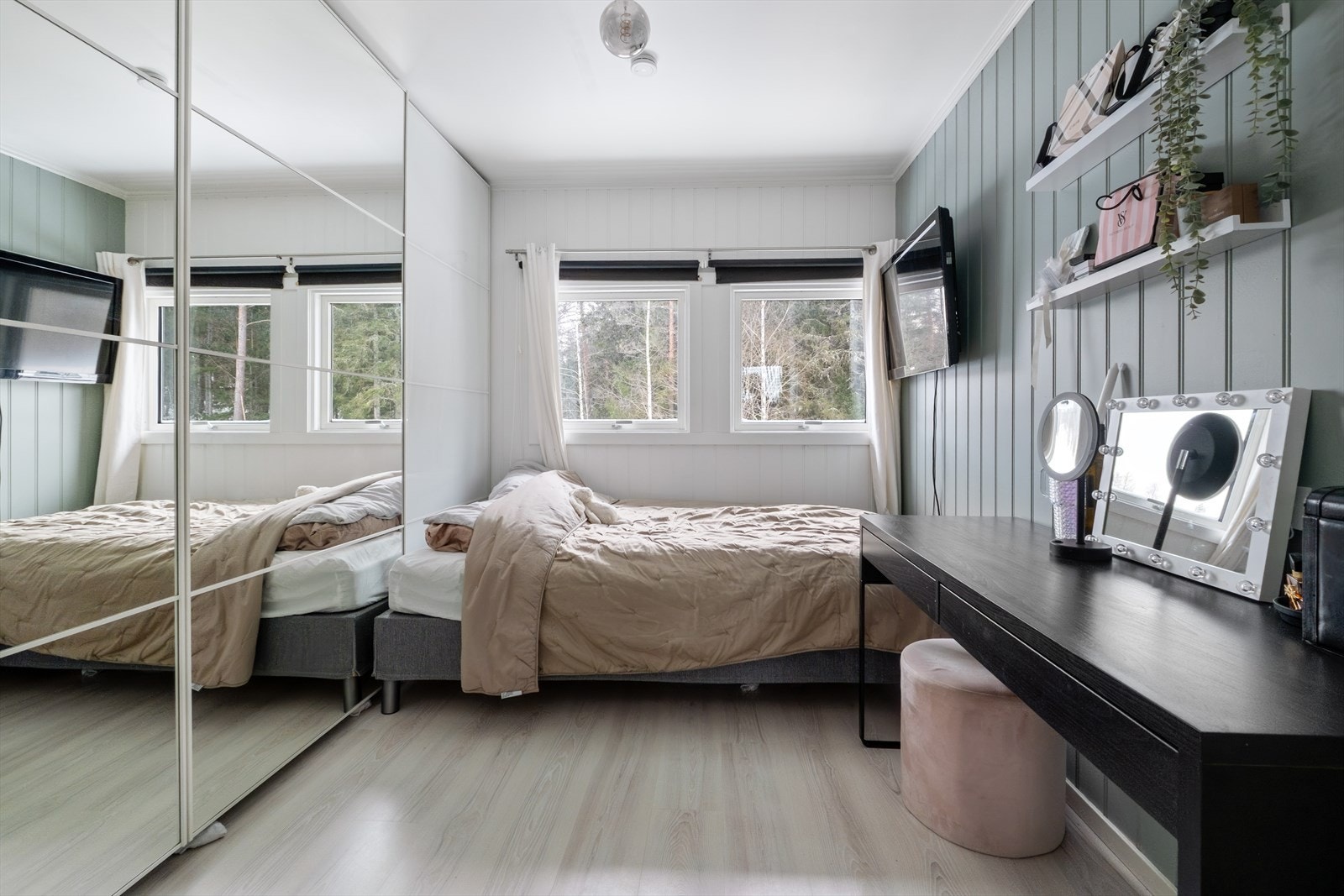 Soverom med plass til dobbeltseng, sminkebord - utstyrt med skyvedørsgarderobe. Galleribilde