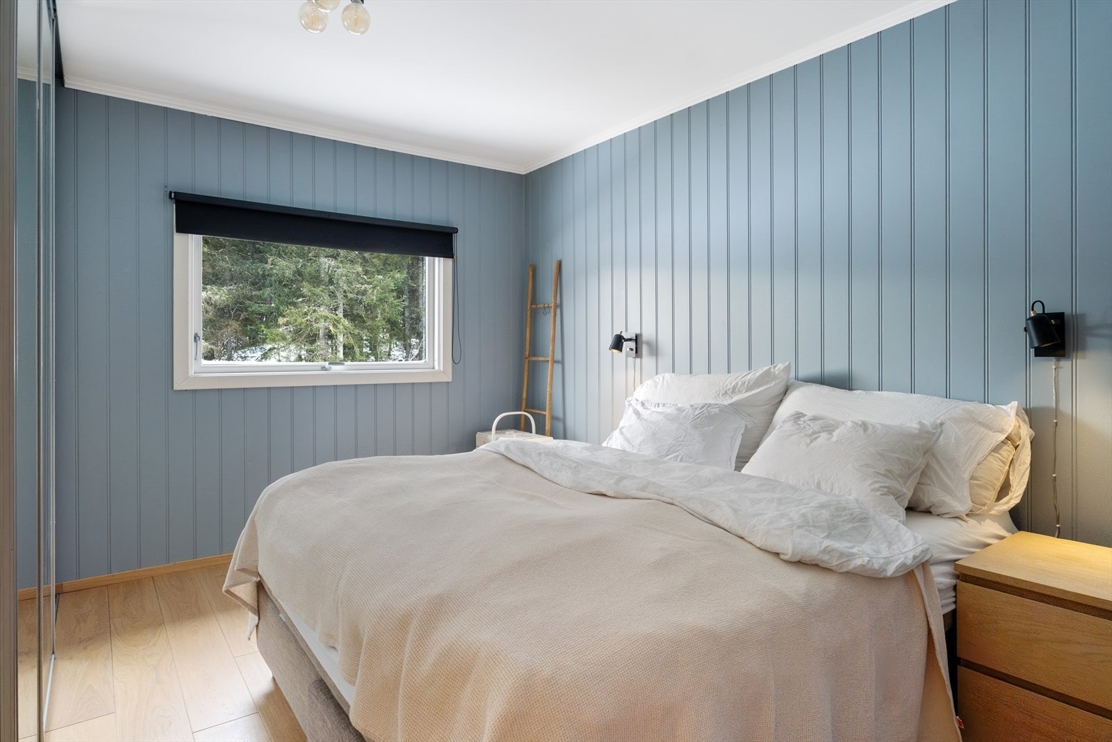 Hovedsoverommet med plass til dobbeltseng og nattbord. Galleribilde