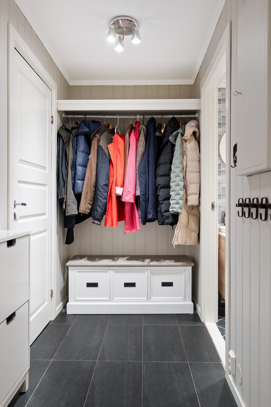 Oppbevaringsmuligheter for ytterklær og sko. Galleribilde