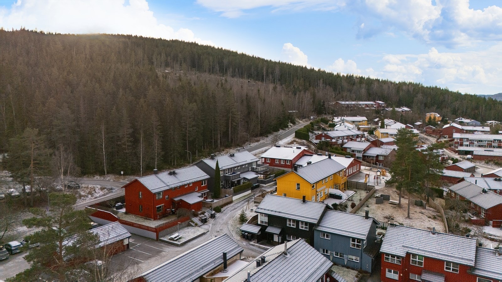 Unik beliggenhet med Kolsåsbakken rett bak boligen - perfekt for ski om vinter eller turer hele året. Galleribilde