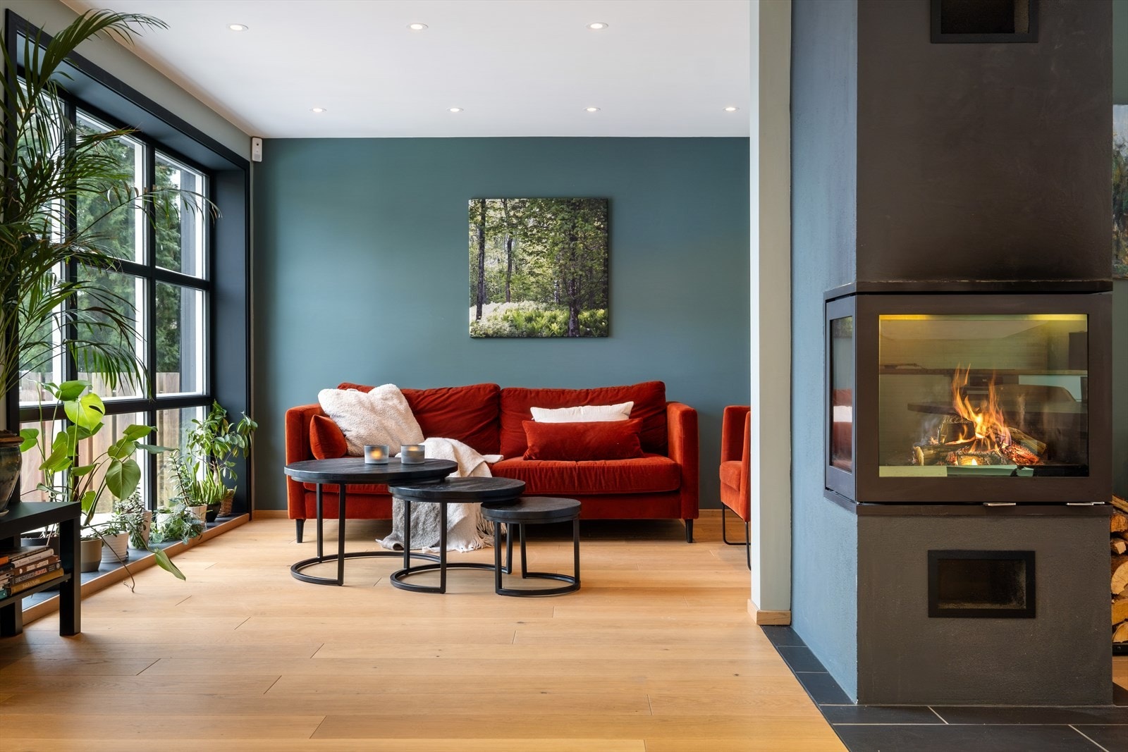 Innbydende stue med plass til stor sofa, bord og tilhørende møblement . Galleribilde