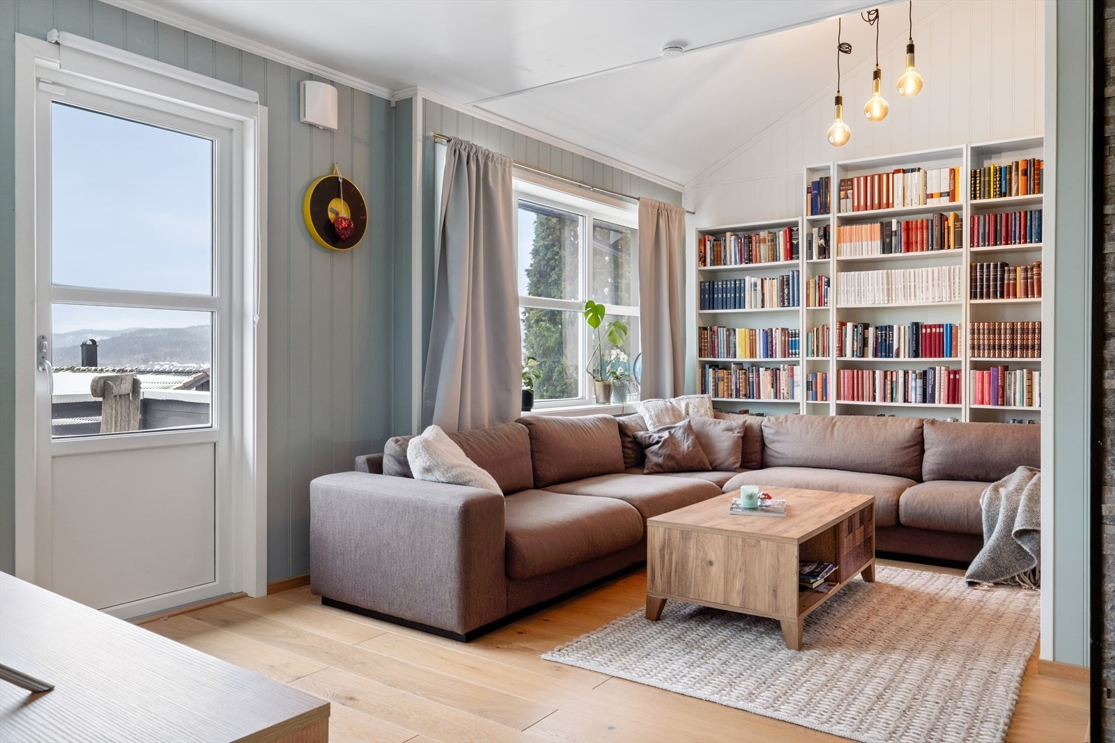 TV- stue med plassbygd bokhylle - ideelt som ungdomsrom eller ekstra oppholdsrom. Galleribilde