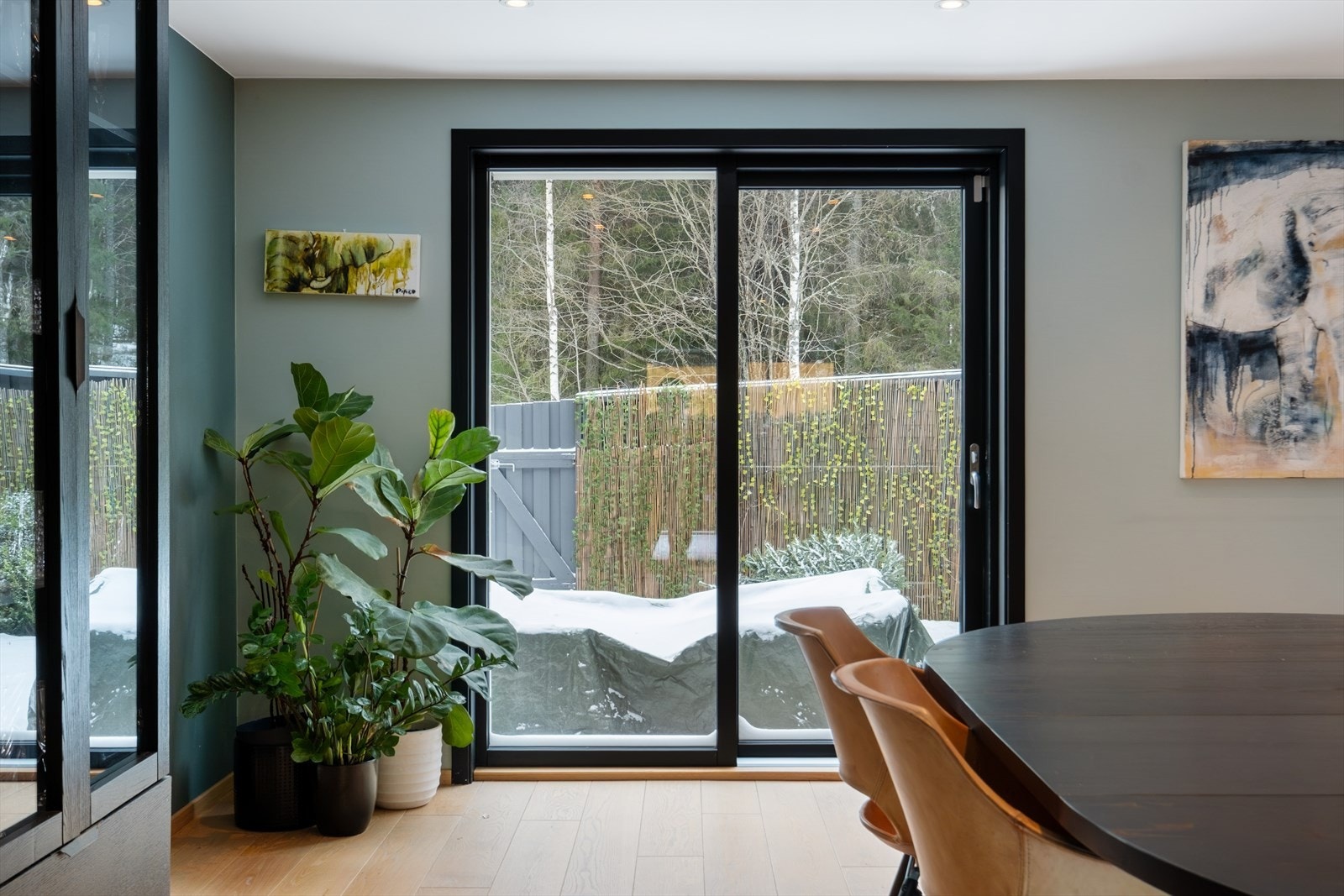 Skyvedører fører deg ut i en skjermet bakhage. Galleribilde