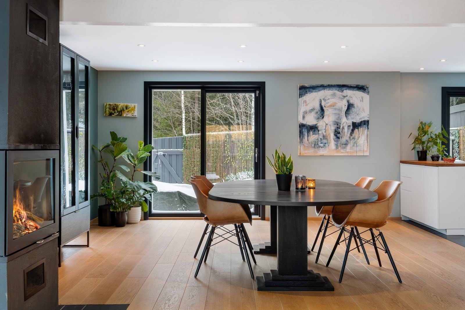 God plass til stort spisebord - perfekt for hyggelige sammenkomster med familie og venner. Galleribilde