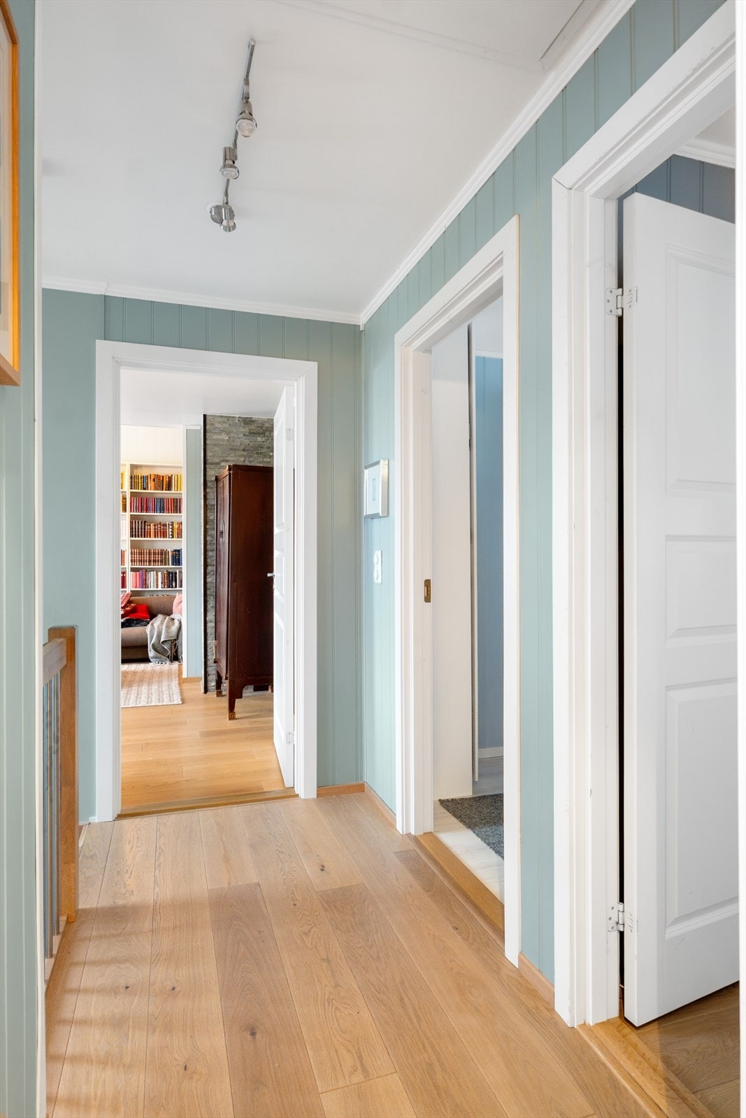 Fra trappen i 2. etasje møtes du av en lys og romslig entrè. Galleribilde