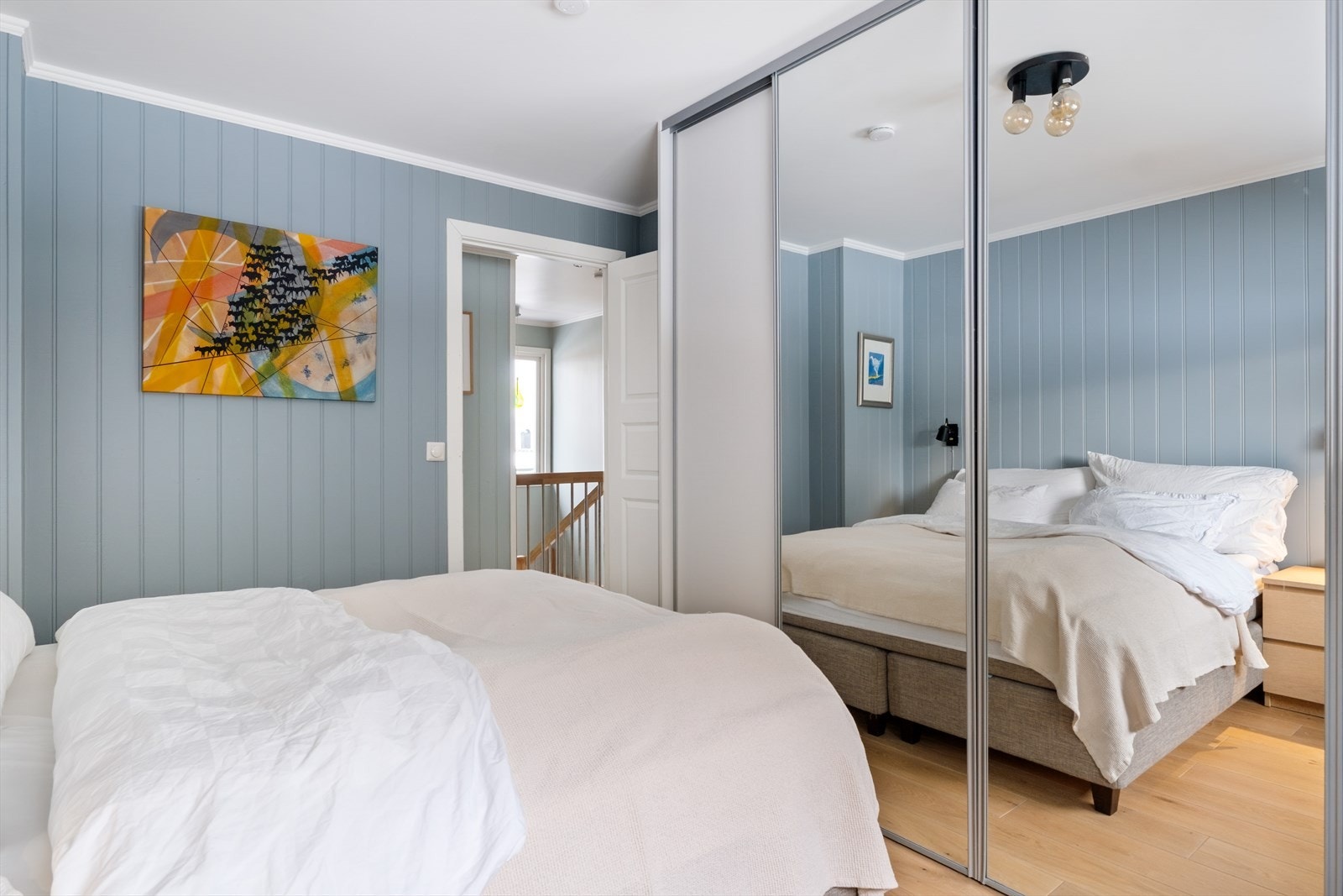 Plassbygd skyvedørsgarderobe med rikelig av oppbevaringsplass. Galleribilde