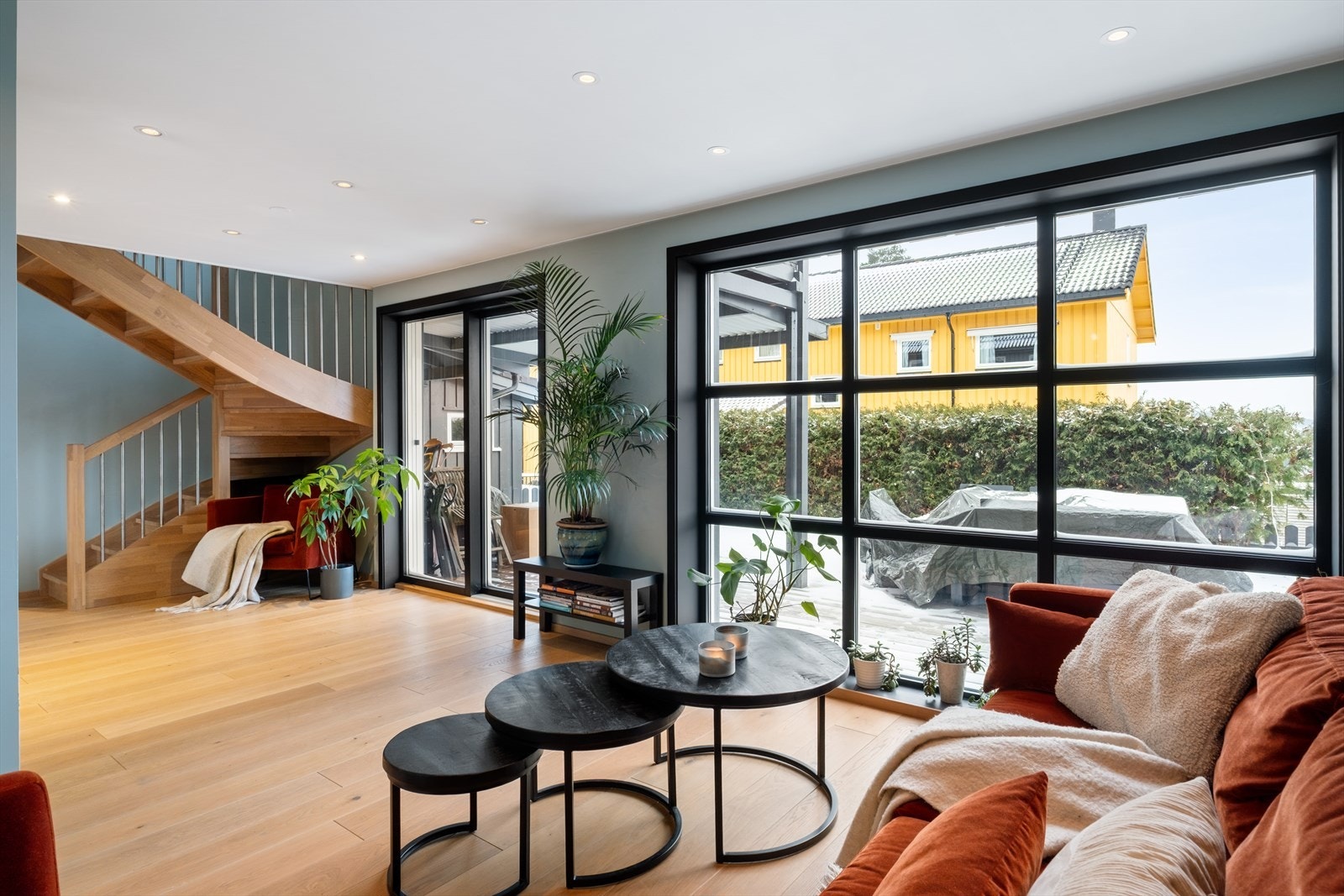 Sømløs overgang mellom ute og inne, med skyvedører ut mot en hyggelig og opparbeidet terrasse. Galleribilde