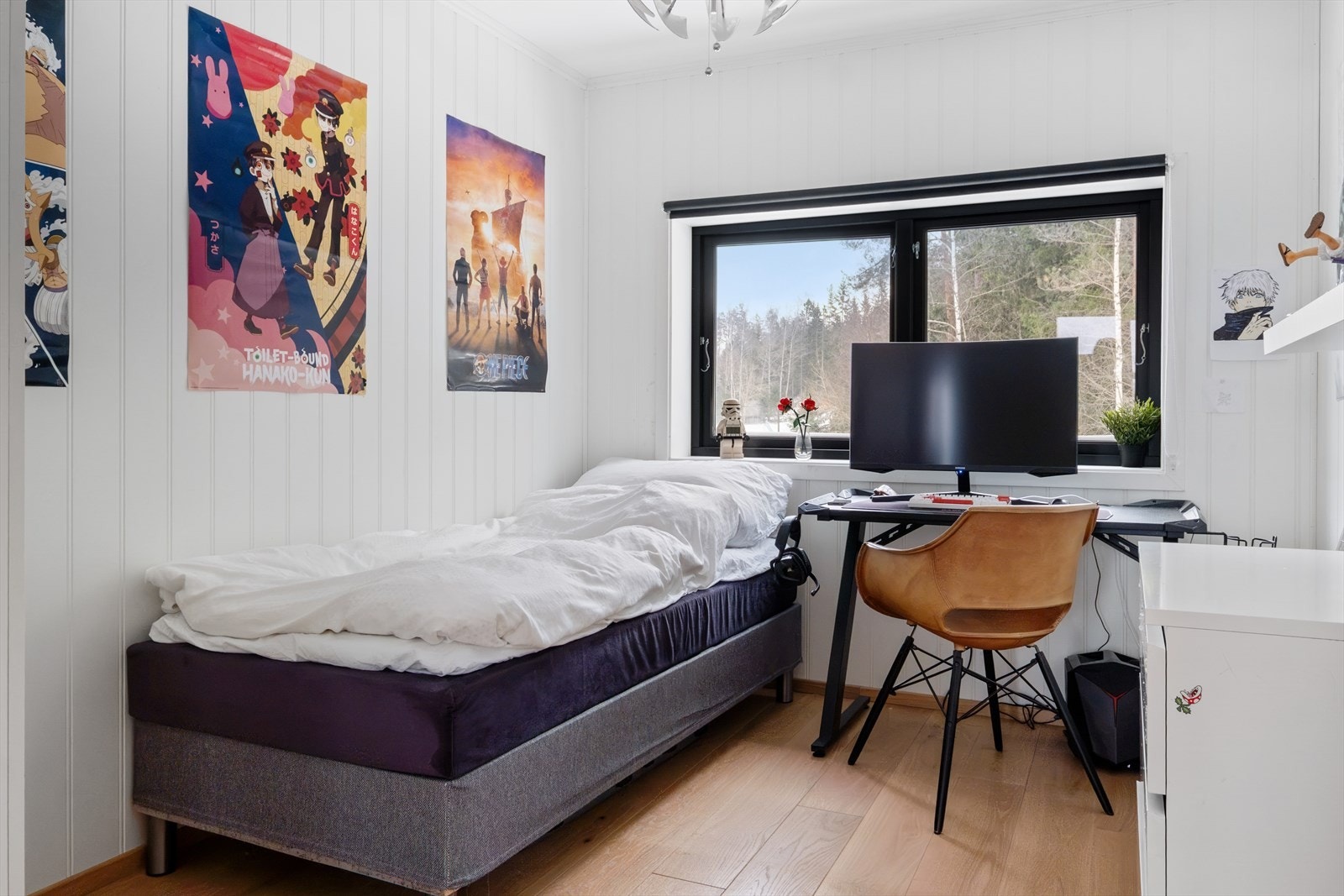 Lyst soverom med plass til dobbeltseng, skrivebord og garderobeskap. Galleribilde