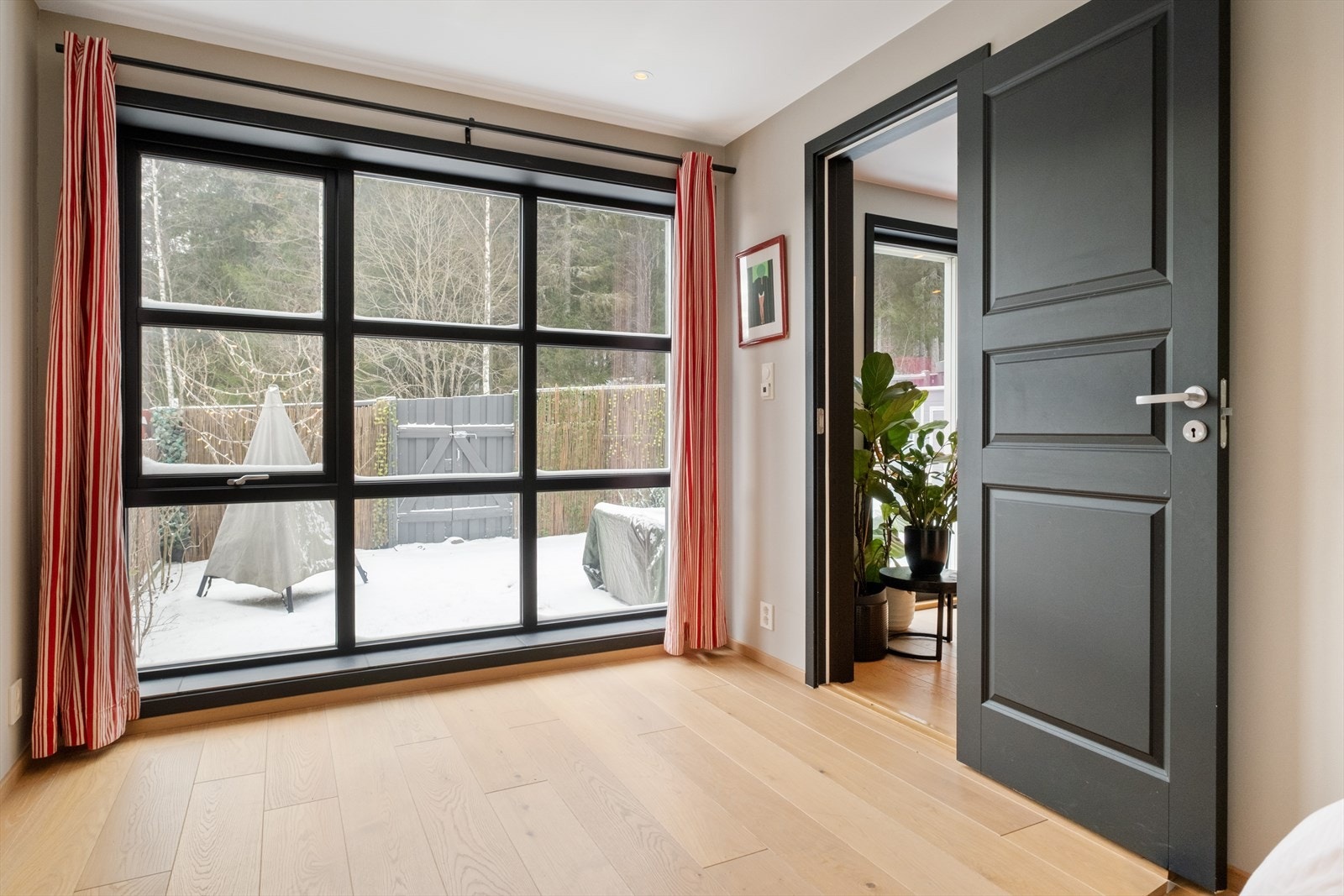 Fra spisestuen er det adkomst til et fleksibelt rom med store vindusflater - vendt ut mot bakhagen. Galleribilde