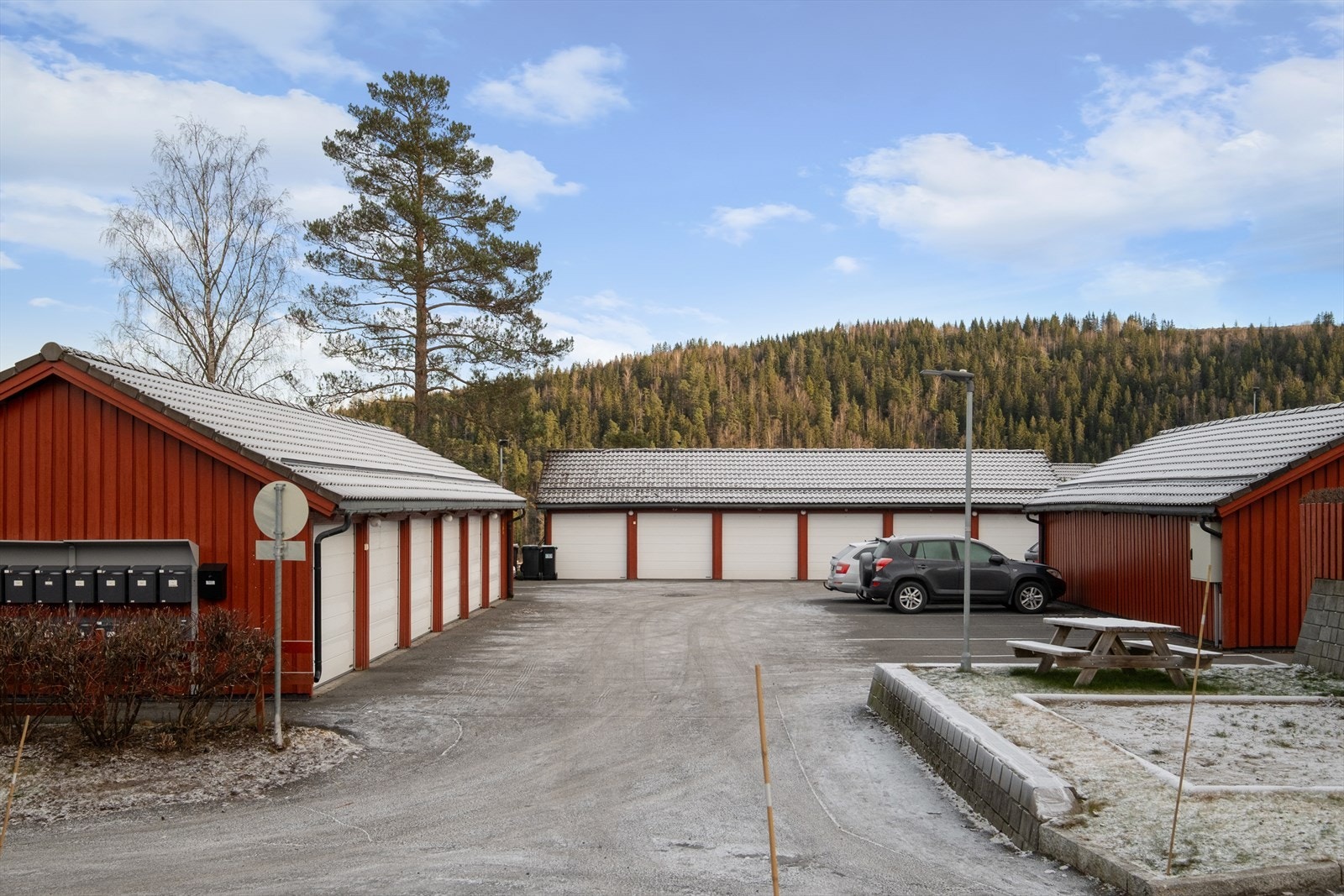 Garasjeplass med el- billader i felles rekke. Galleribilde