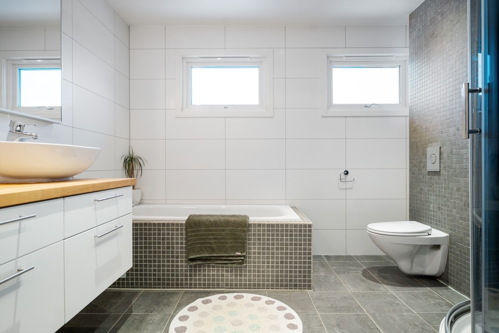 Vegghengt toalett med praktisk badekar. Galleribilde