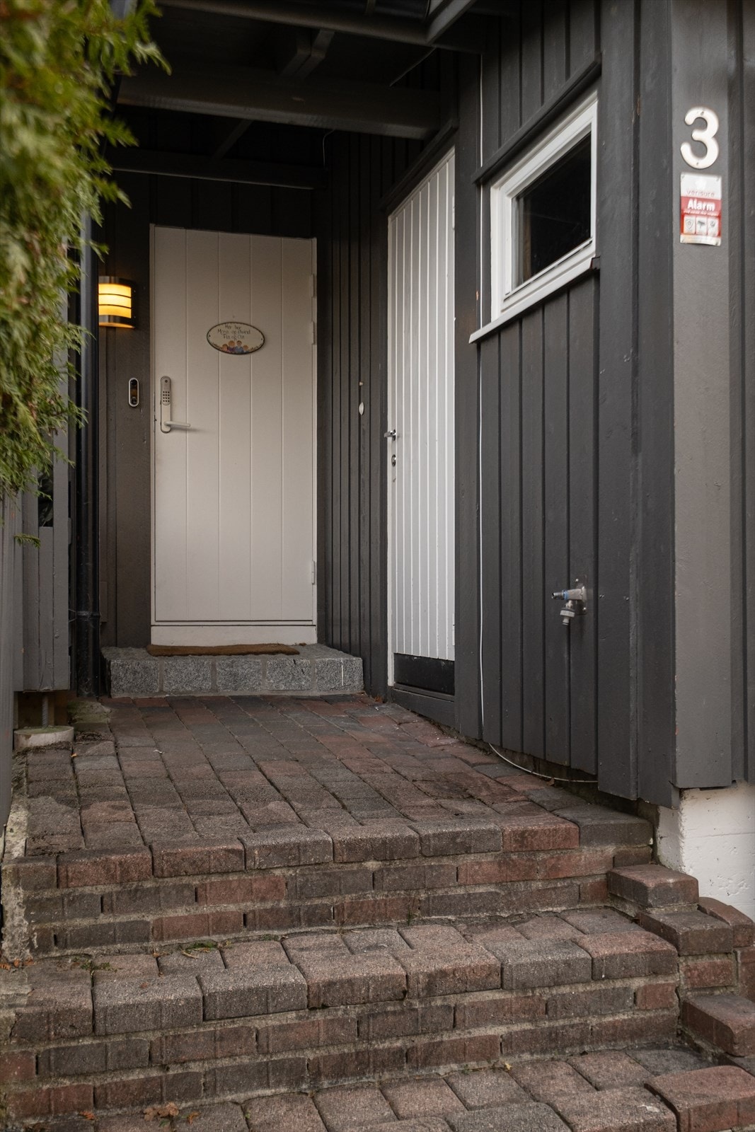 Inngangsparti med overbygg, samt praktisk utebod. Galleribilde