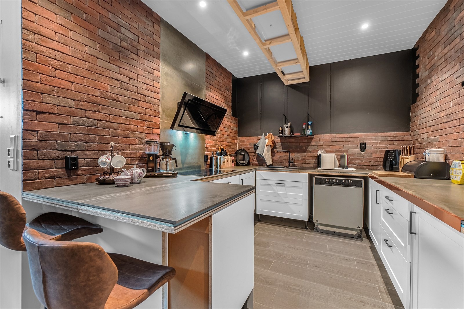 Flott kjøkken med lys innredning fra 2019 og integrerte hvitevarer.
Ikke helt ferdigstilt. Galleribilde