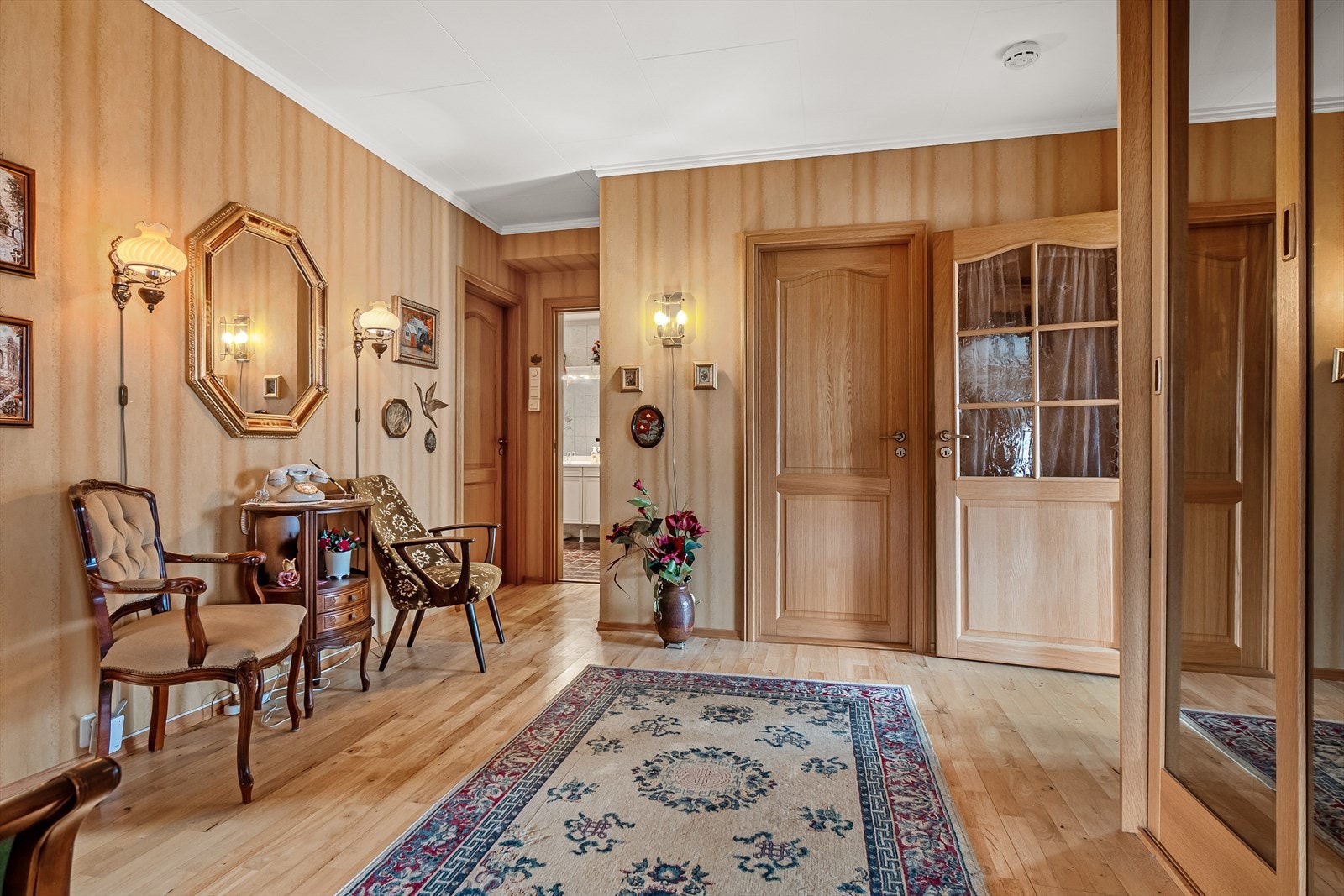 Leiligheten har en meget romslig entre med speil skyvedørsgarderobe . Galleribilde