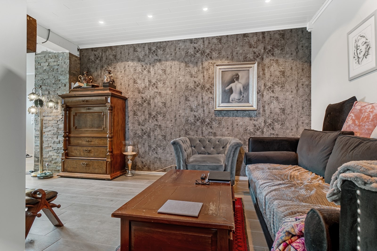 Stue med downlights i himling, varmekabler i gulv og fine fargevalg. Galleribilde