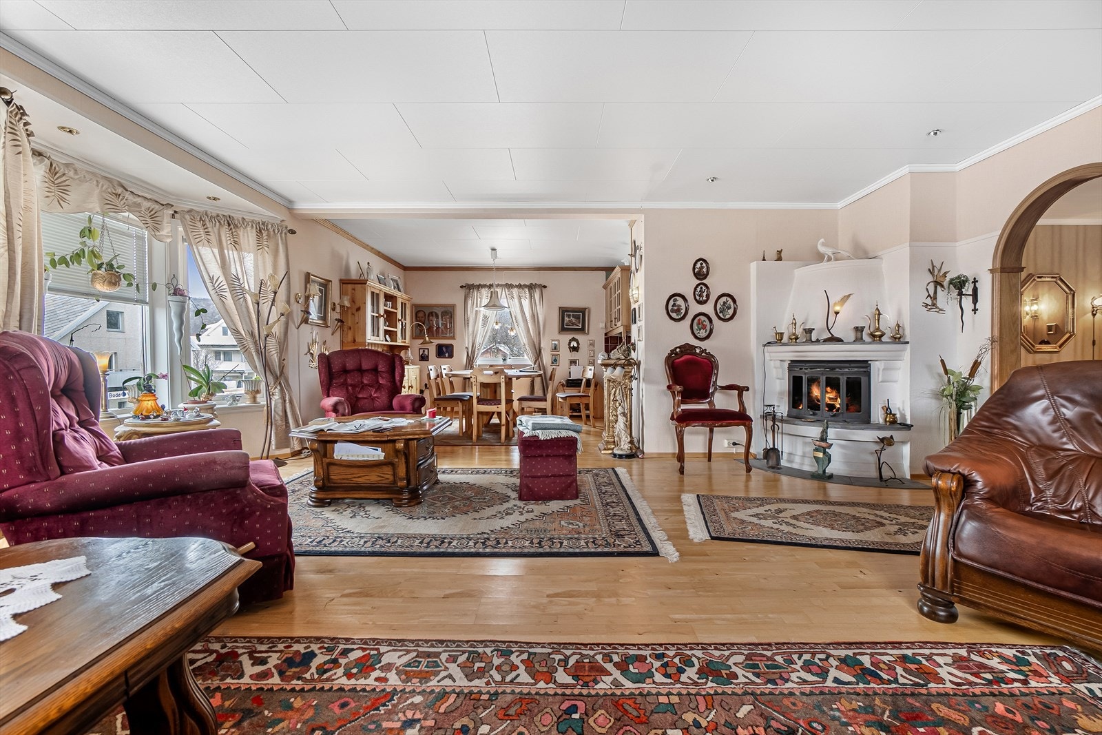 Stue med gode gulvflater, elementpeis og down-lights. Galleribilde