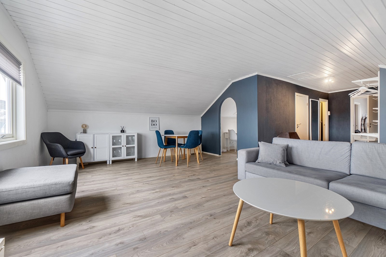 Stuen er av en god størrelse med god plass til stor sofagruppe og spisebord. Galleribilde