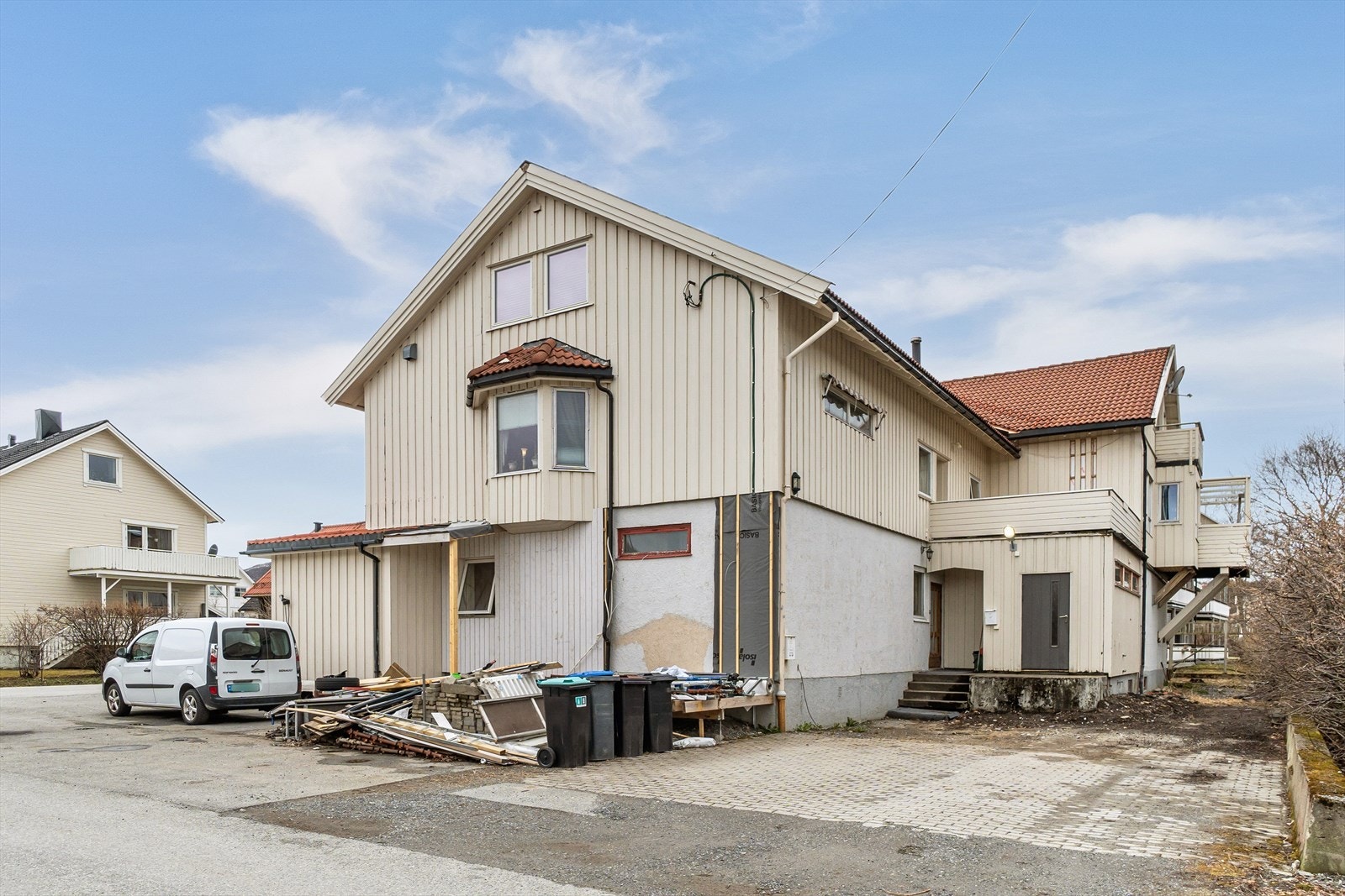 Fasade og gode parkeringsmuligheter på tomt Galleribilde