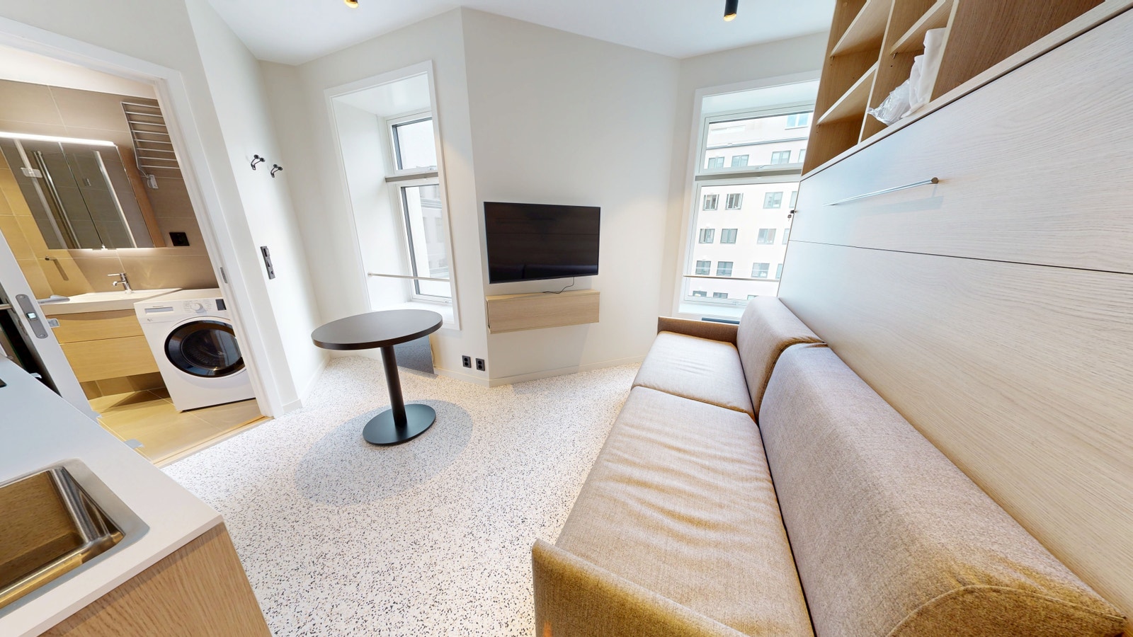 To store vinduer gir mye bra lys til leiligheten. Leiligheten vender vekk fra veien inn mot bakgård Galleribilde