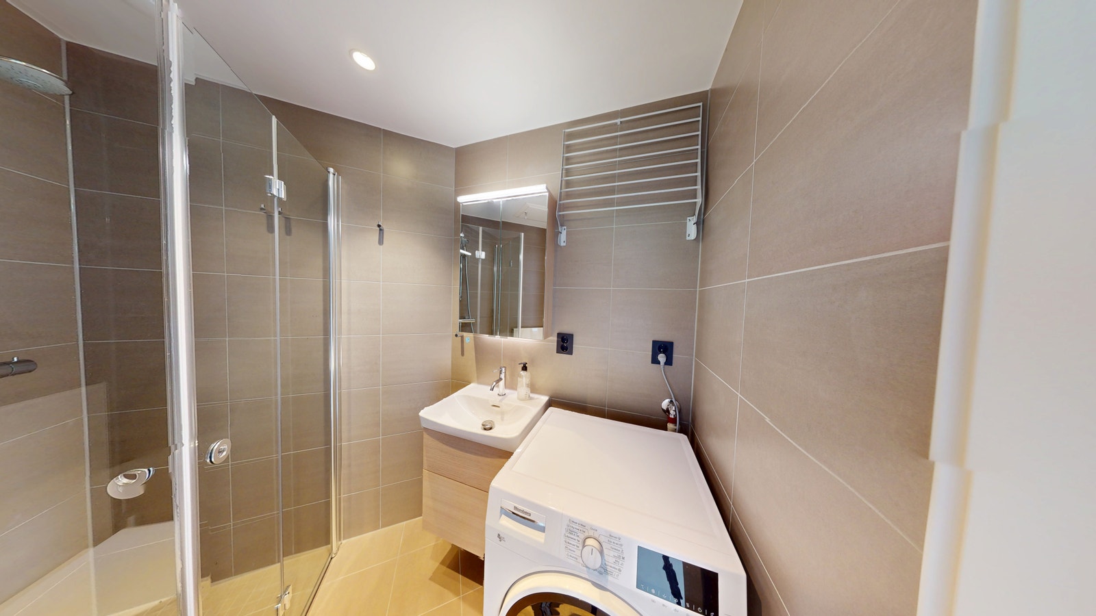 Bad med kombinert vask/ tørk Galleribilde