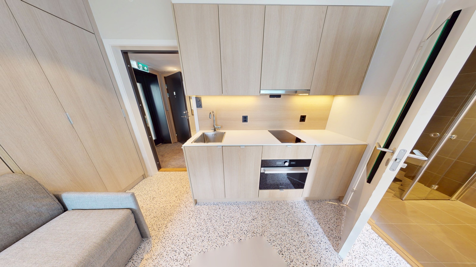 Flott kjøkken med kombinert varmeovn/ mikro, oppvaskmaskin og kjøleskap Galleribilde