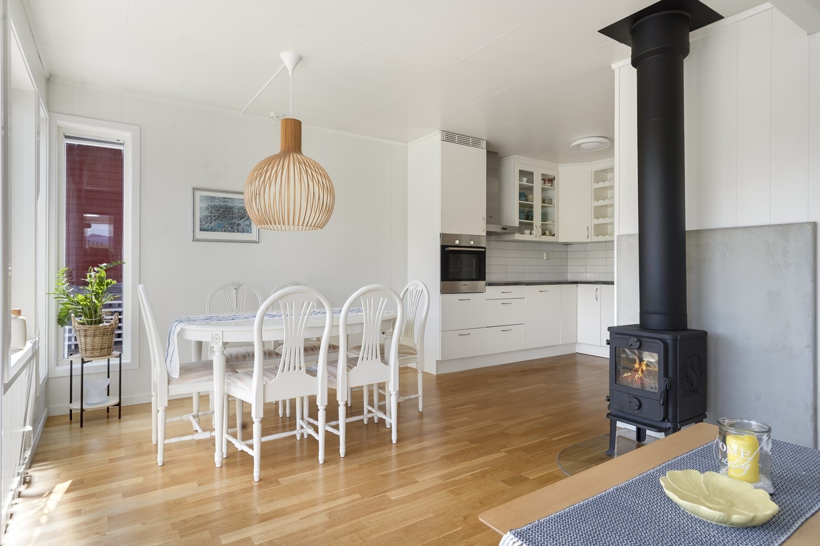 Plass til spisebord i tilknytning kjøkken. Galleribilde