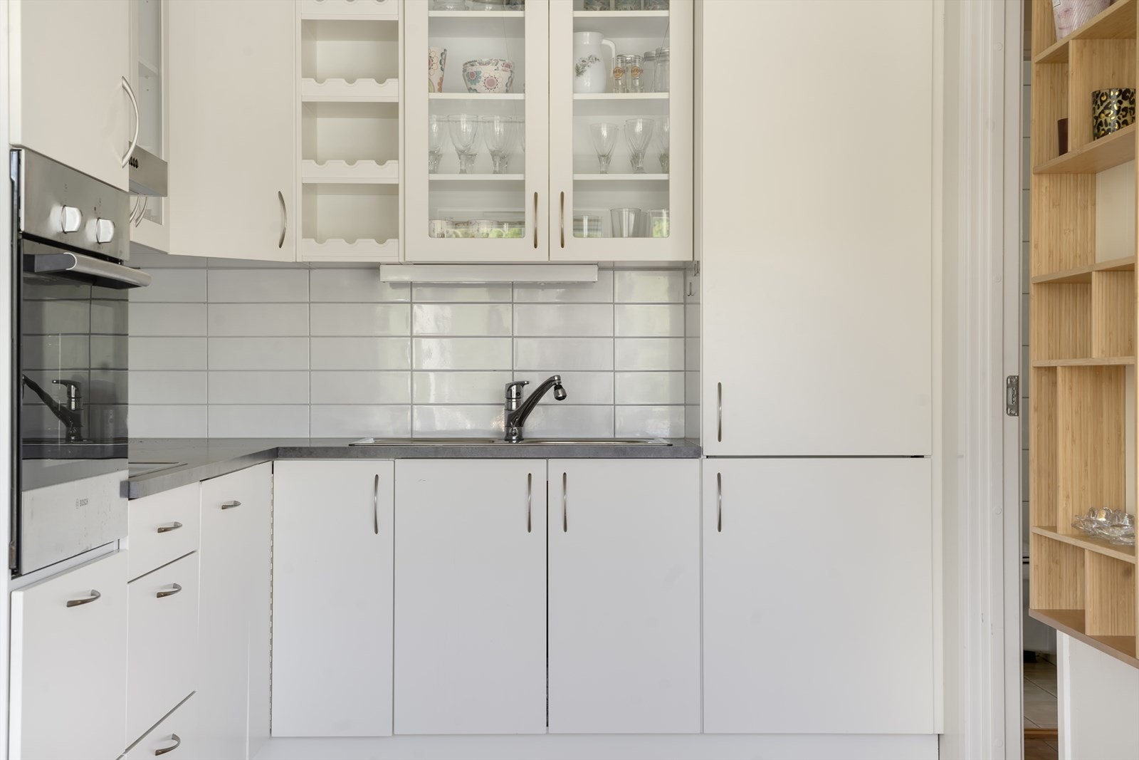 Flott kjøkkeninnredning med slette fronter. Galleribilde