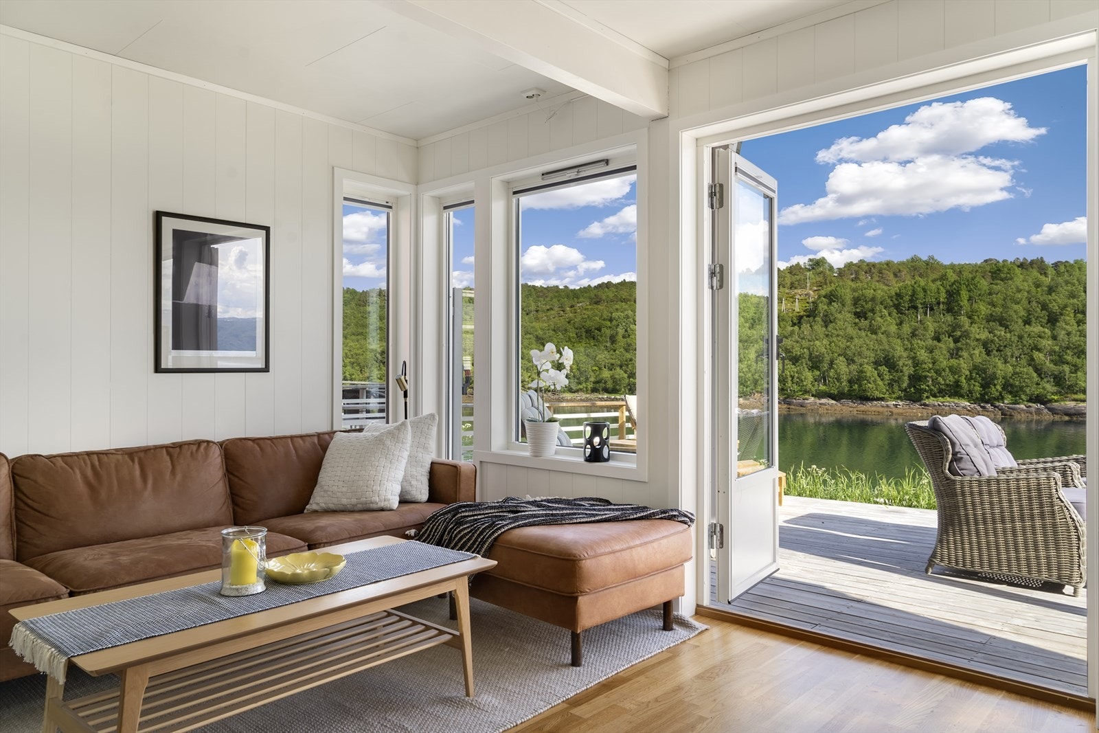 Stuen har flotte vindu også på hjørnet av rorbuen, noe som virkelig slipper naturen inn. Galleribilde