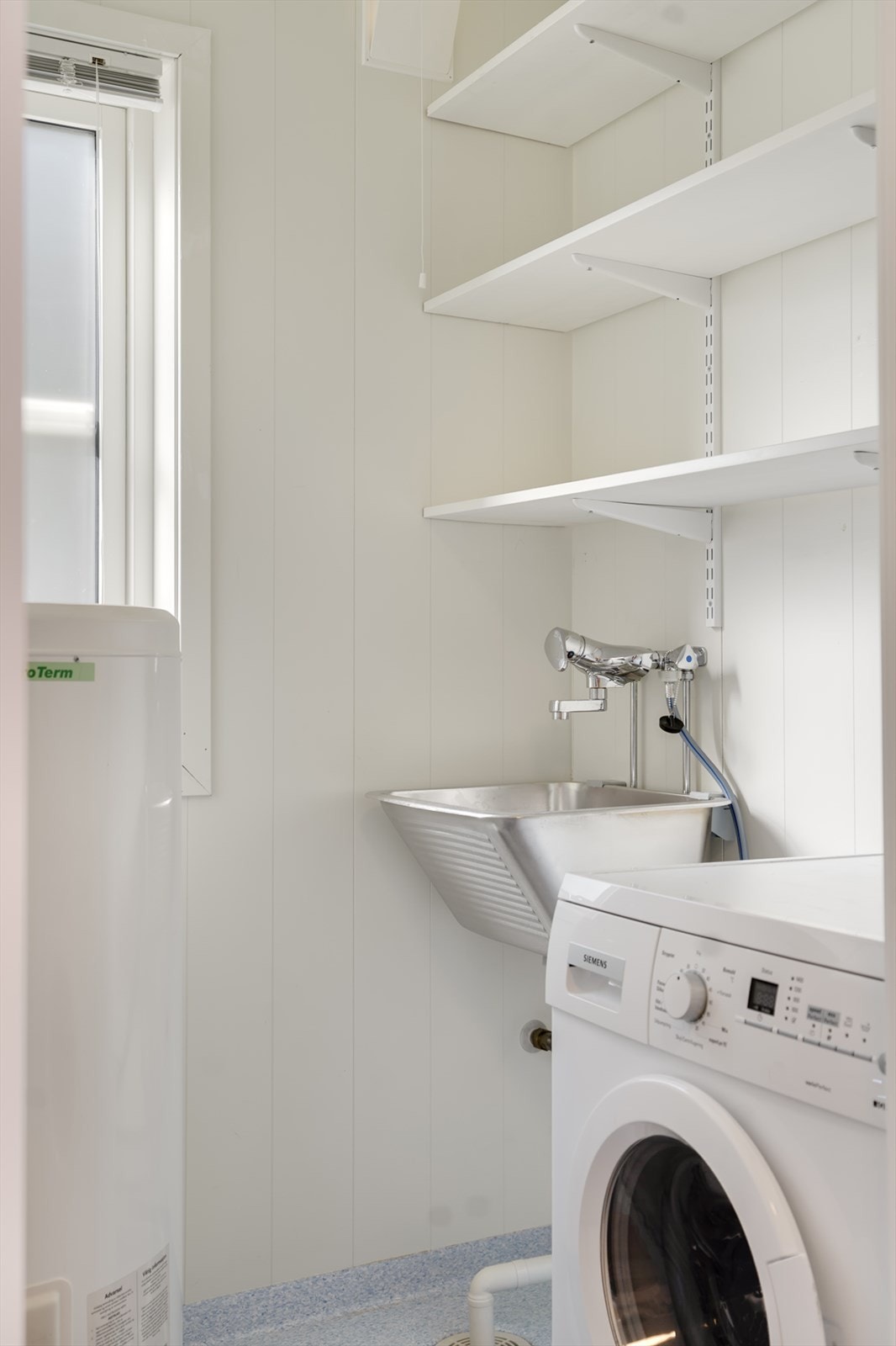 Rorbuen har eget vaskerom. Praktisk! Galleribilde