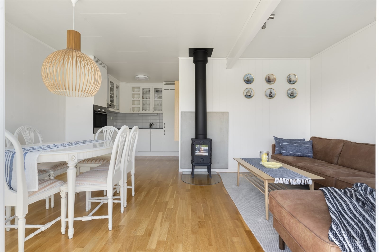 Praktisk vedovn plassert i midten av stuen. Galleribilde