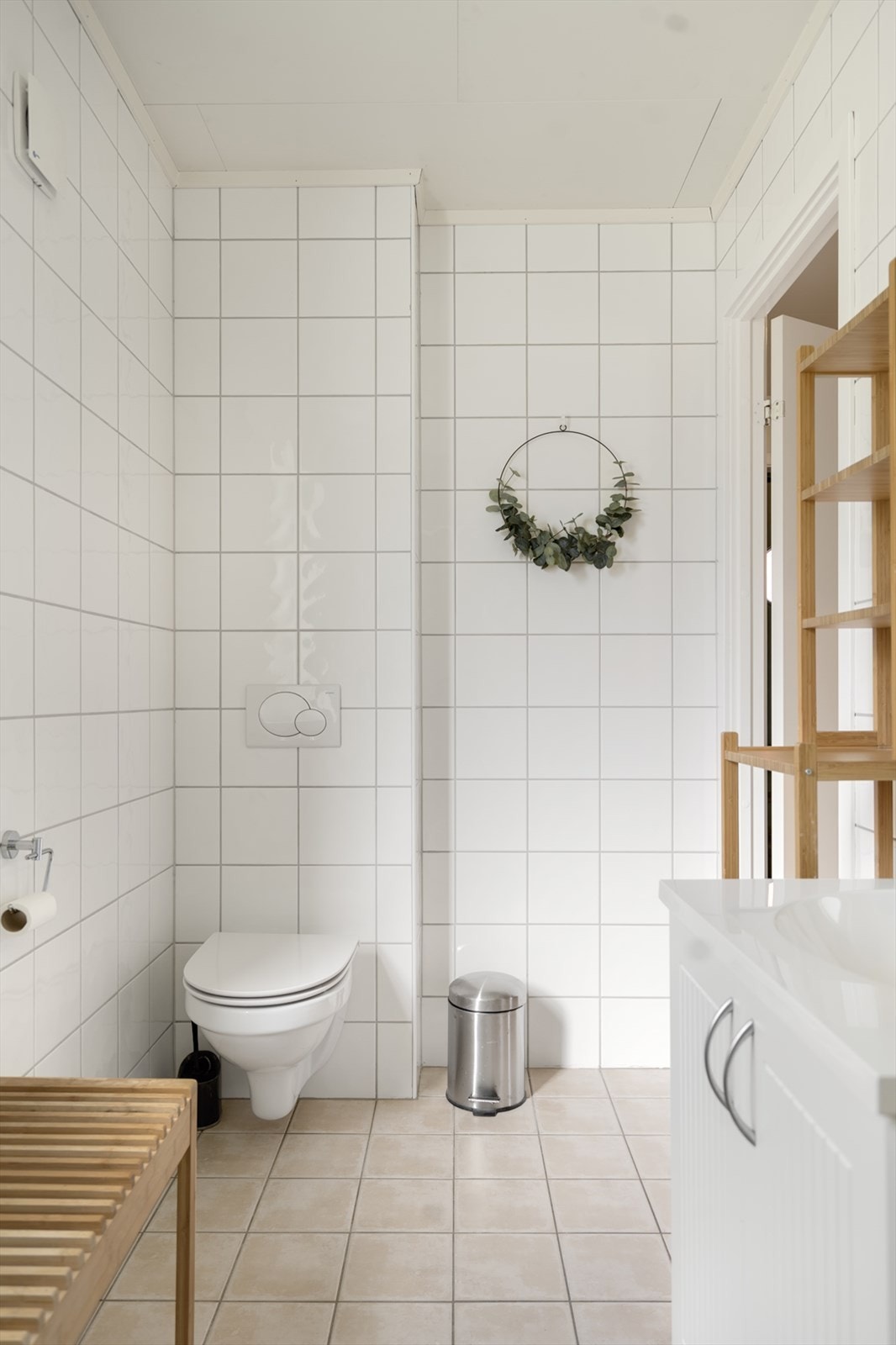 Flott bad med fliser på vegg og gulv. Galleribilde