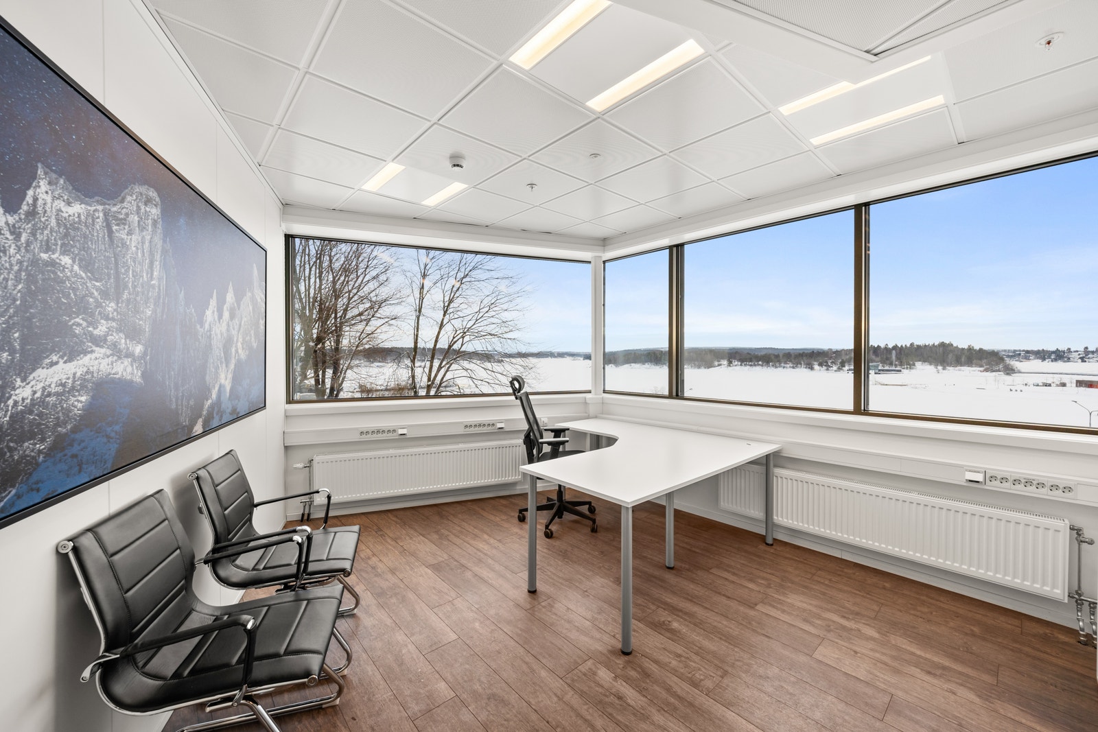 Hjørnekontor med flott utsikt Galleribilde