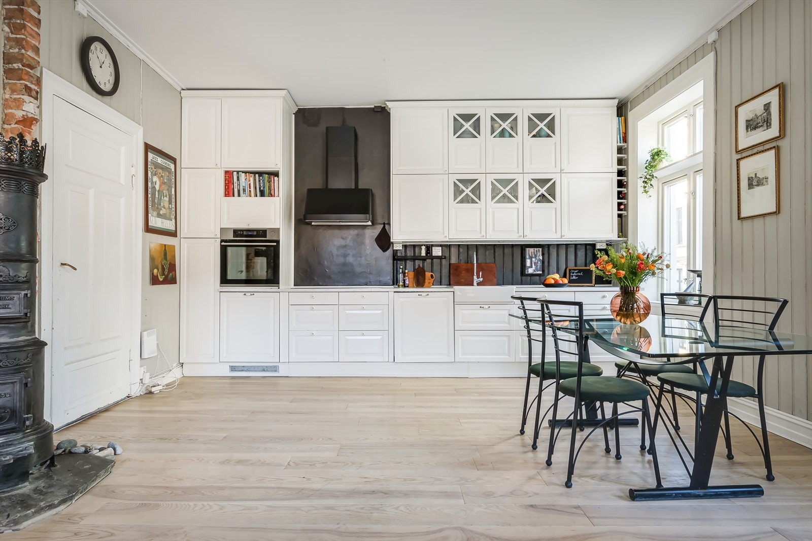 Spisebordet finner sin naturlige plass mellom stue og kjøkken, og det er godt med rom for sosiale lag. Galleribilde