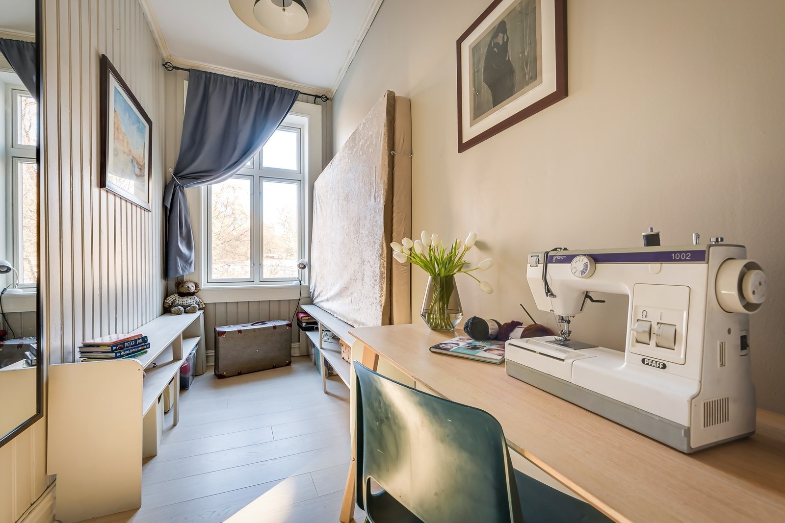 Fra stuen tar man seg inn til soverom I. Rommet benyttes som soverom, men er byggemeldt som kammer (bod). Galleribilde