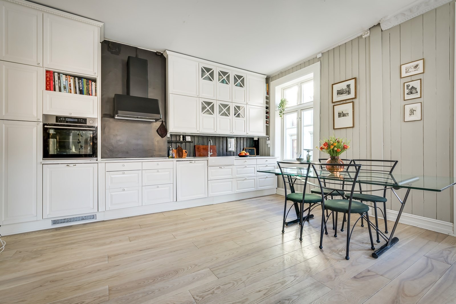 Integrert i innredningen er induksjon platetopp, stekeovn, oppvaskmaskin og kjøleskuff. Galleribilde