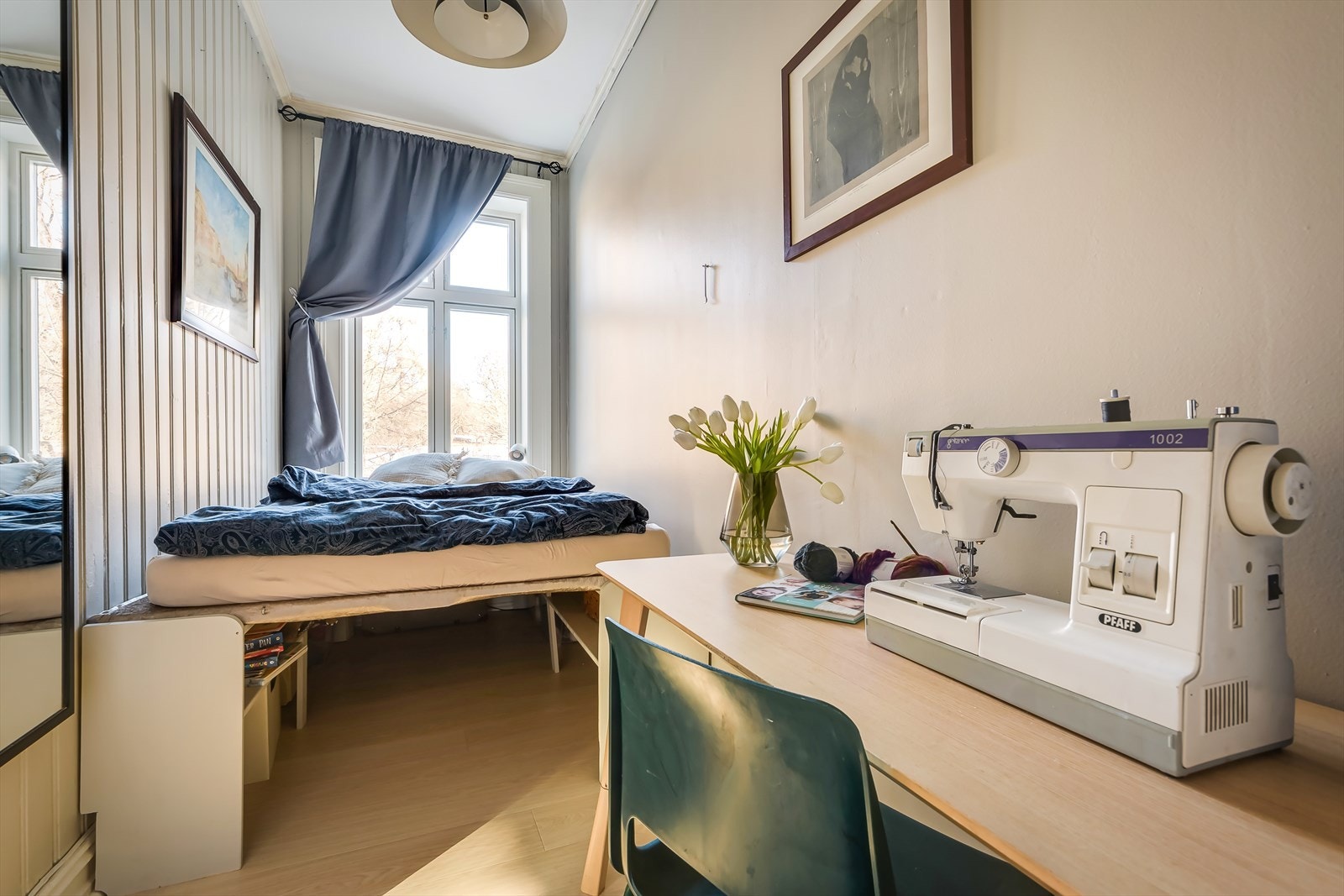 En praktisk sengeløsning som gir rommet flere bruksmuligheter etter ønske og behov. Det er også inngang til rommet fra entré/gang. Galleribilde