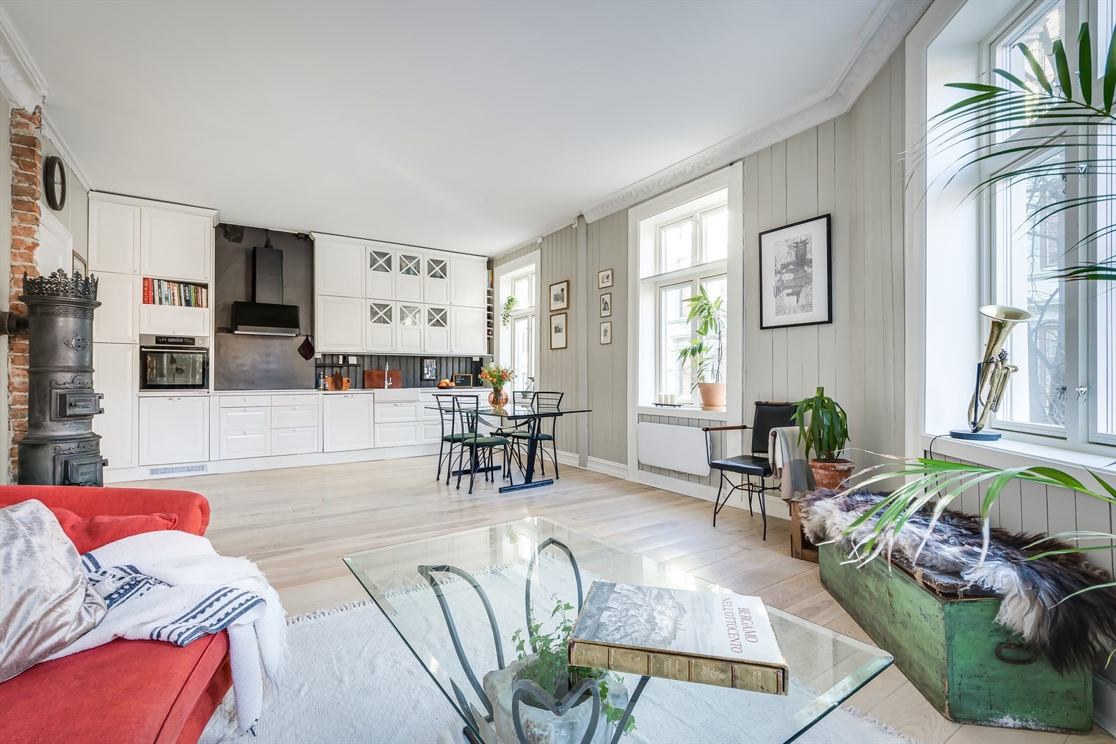 Den åpne løsningen mellom stue/kjøkken gir et stort, sosialt allrom. Galleribilde