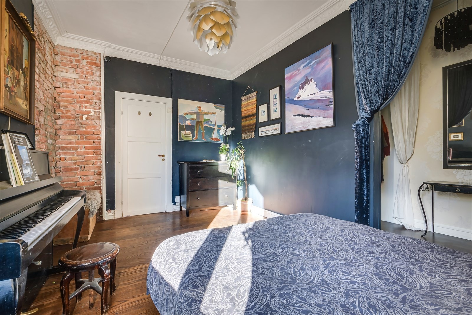 Rommet er av en svært generøs størrelse, med plass til stor seng, oppbevaringsmøbler og ev. øvrig møblement. Galleribilde