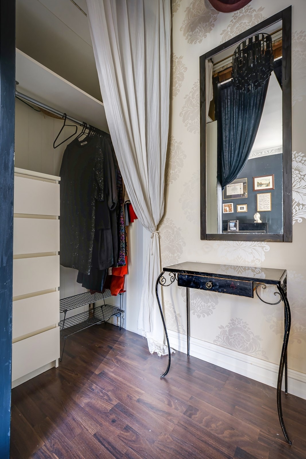 Til venstre for sengen er det praktisk walk-in/garderoberom for klesoppbevaring. Galleribilde