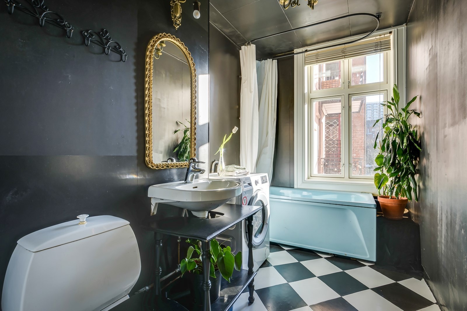 Badet har en praktisk beliggenhet rett ved inngangspariet, ifm. entré/gang. Baderommet har behov for oppussing/rehabilitering Galleribilde