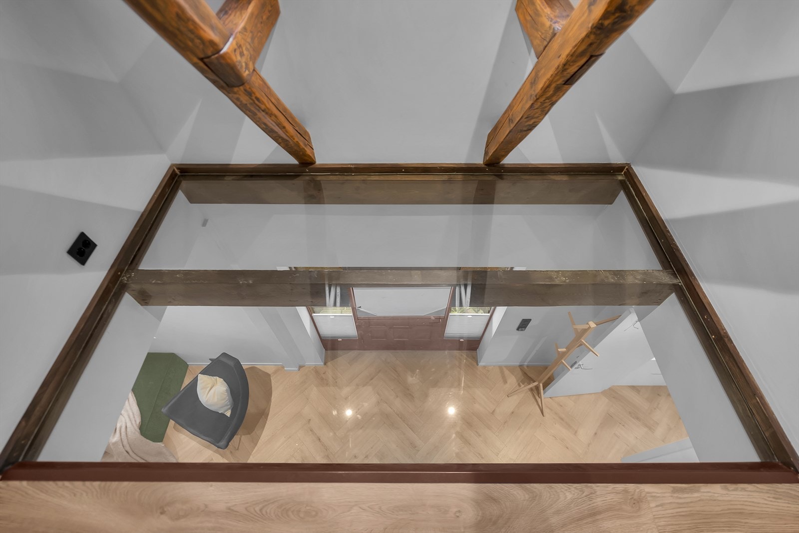 Glasset gir godt med lys i gangen i 1.etasje Galleribilde