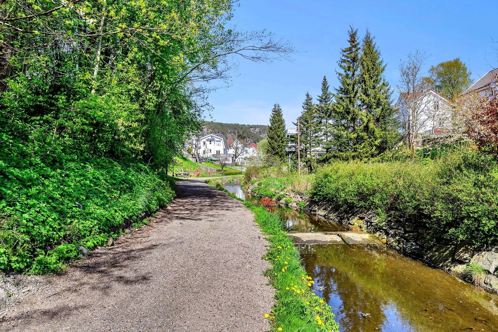 Eiendommen ligger sentralt og fint til på Grim med gangavstand til barnehage, skole, buss, butikker, sentrum og flotte turområder Galleribilde