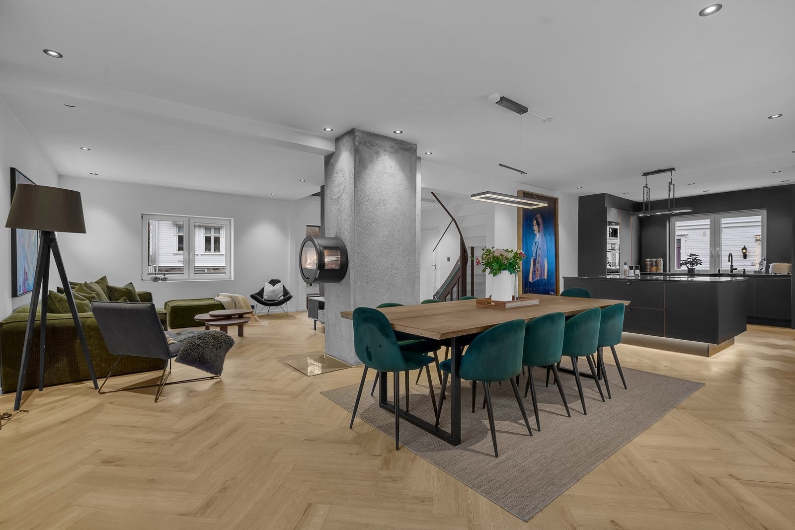 Åpen stue/kjøkkenløsning gir et luftig og romslig preg Galleribilde