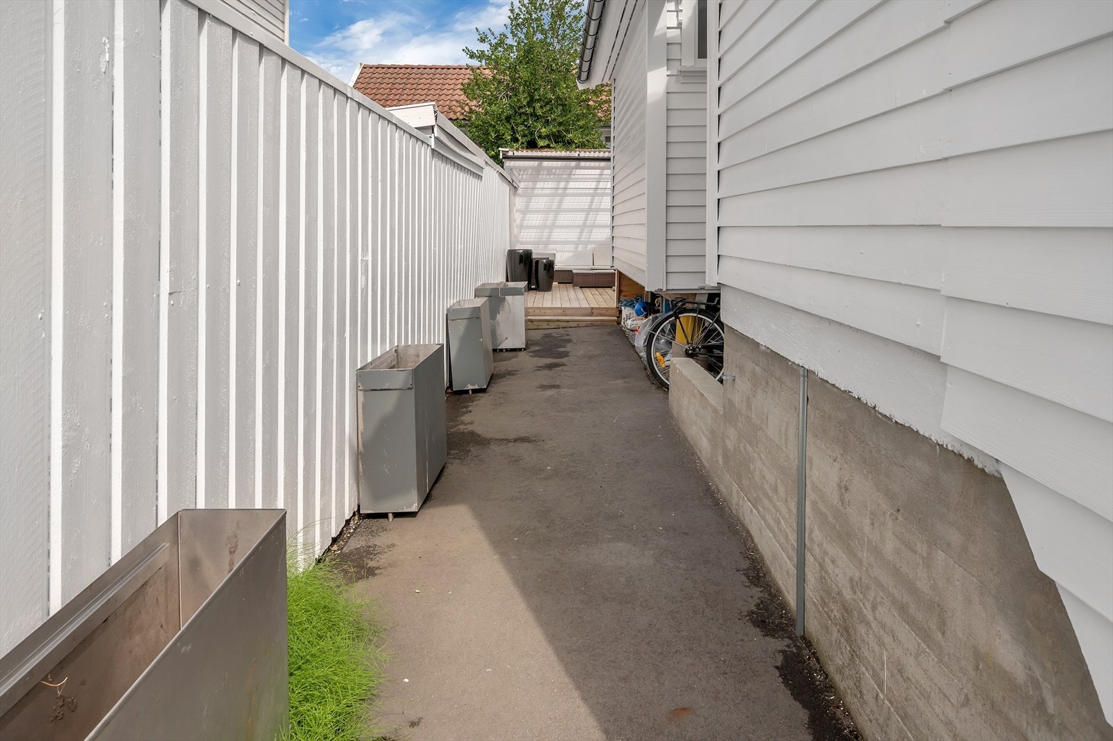 Baksiden av huset med trapp ned til kjeller med inngang Galleribilde