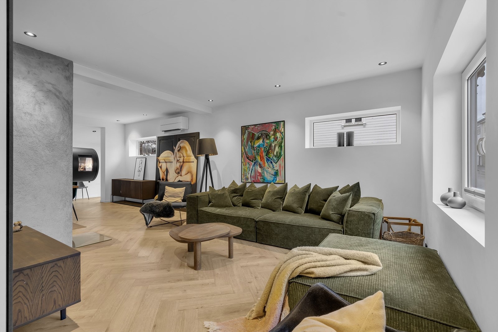 Åpen stue/kjøkkenløsning gir et luftig og romslig preg Galleribilde